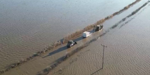 Sel sularında araçta mahsur kalan sürücü ekiplerce kurtarıldı