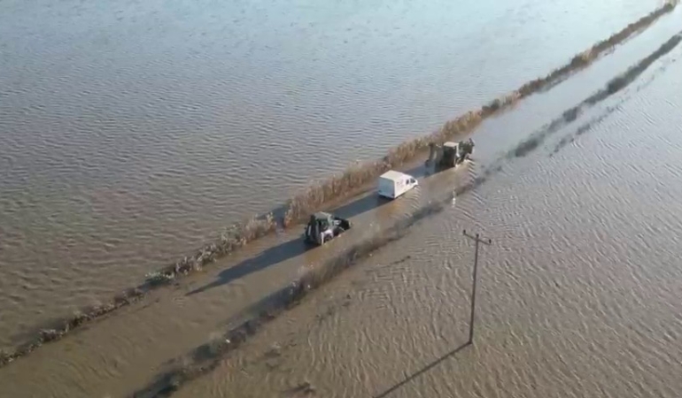 Sel sularında araçta mahsur kalan sürücü ekiplerce kurtarıldı