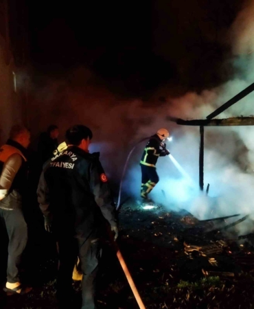 Odunluk yangını ekiplerin hızlı müdahalesi ile söndürüldü