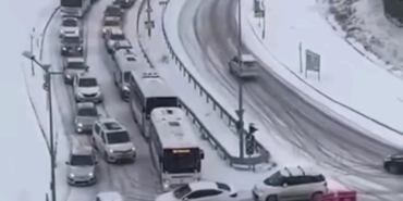 Kar yağışıyla trafik durma noktasına geldi