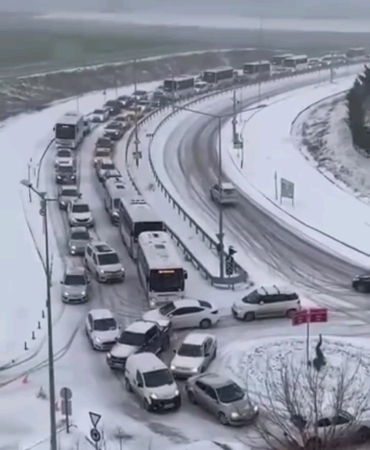 Kar yağışıyla trafik durma noktasına geldi