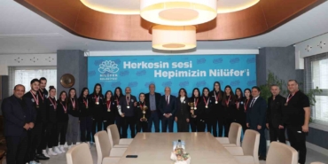 Nilüfer’in şampiyon kızları kupaları Başkan Şadi Özdemir’e getirdi