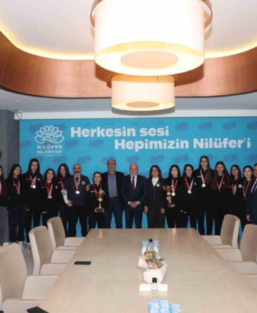 Nilüfer’in şampiyon kızları kupaları Başkan Şadi Özdemir’e getirdi
