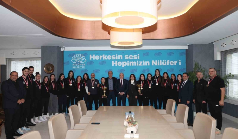 Nilüfer’in şampiyon kızları kupaları Başkan Şadi Özdemir’e getirdi