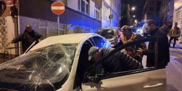 Üsküdar’da kontrolden çıkan otomobil iki araca çarparak takla attı