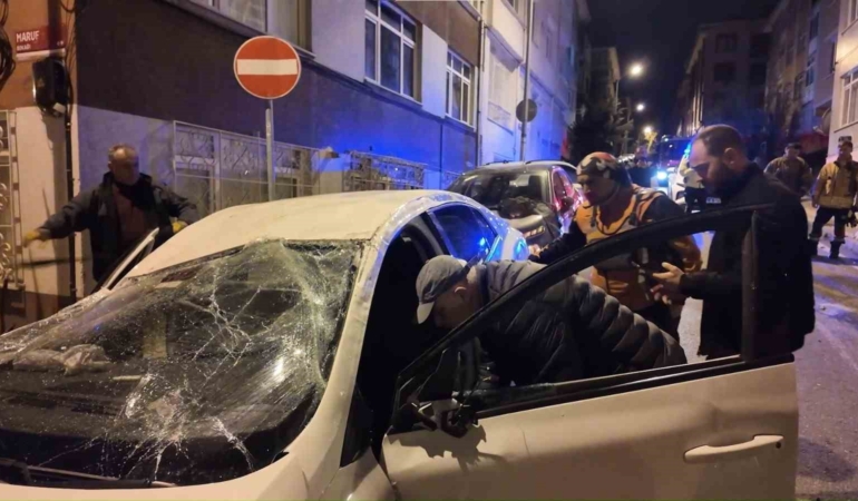 Üsküdar’da kontrolden çıkan otomobil iki araca çarparak takla attı