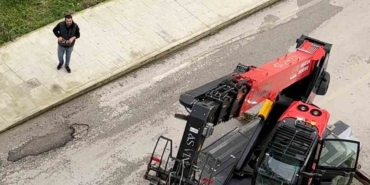 Sevgililer Günü’nü unuttu, iş makinesiyle balkona çıkarttığı güllerle gönül aldı