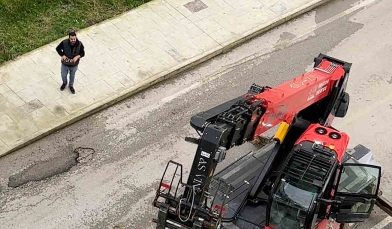 Sevgililer Günü’nü unuttu, iş makinesiyle balkona çıkarttığı güllerle gönül aldı