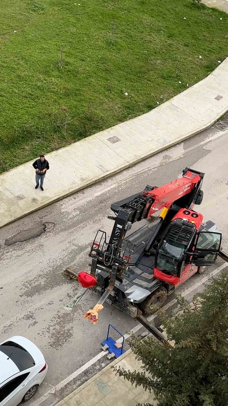 Sevgililer Günü’nü unuttu, iş makinesiyle balkona çıkarttığı güllerle gönül aldı