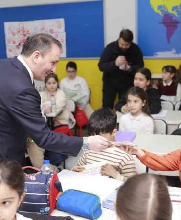 Sultanbeyli’de bilinçli teknoloji seferberliği: 23 bin öğrenciye akıllı dijital eğitim seti