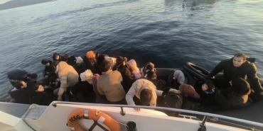 Ayvacık açıklarında 37 kaçak göçmen ile 1 göçmen kaçakçısı şüphelisi yakalandı