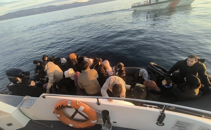 Ayvacık açıklarında 37 kaçak göçmen ile 1 göçmen kaçakçısı şüphelisi yakalandı