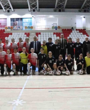 Kaymakam Öztürk, Yıldız Kızlar Futsal maçını takip etti