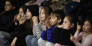 Kahkaha dolu oyun Erenler’de sahnelendi, vatandaşlardan tam not aldı