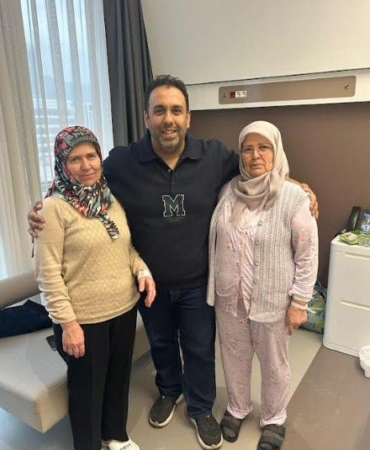 İki kız kardeş kanseri aynı gün yendi