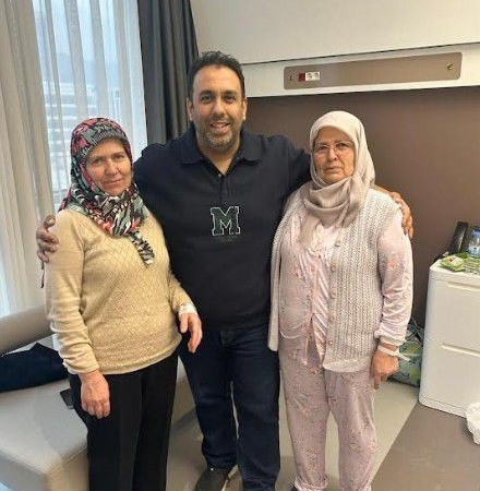 İki kız kardeş kanseri aynı gün yendi