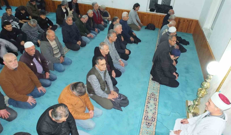 Burhaniye’de ilk teravih de camiler doldu