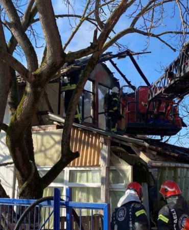 Yangını söndürmeye çalışan ev sahibi yaralandı