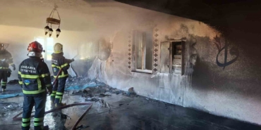 İbadete yeni açılan camide çıkan yangın söndürüldü