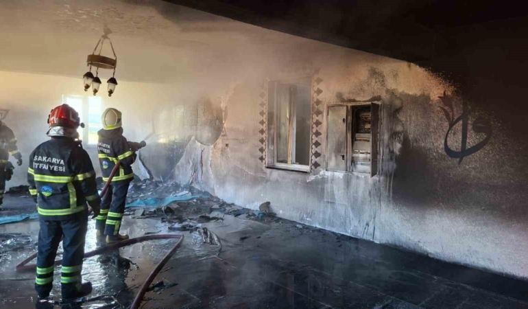 İbadete yeni açılan camide çıkan yangın söndürüldü