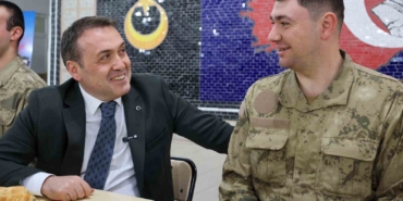 Ailesiyle görüntülü konuşan Mehmetçik duygu dolu anlar yaşadı