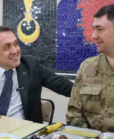 Ailesiyle görüntülü konuşan Mehmetçik duygu dolu anlar yaşadı