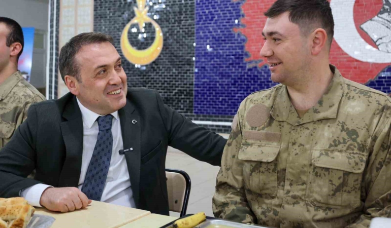 Ailesiyle görüntülü konuşan Mehmetçik duygu dolu anlar yaşadı