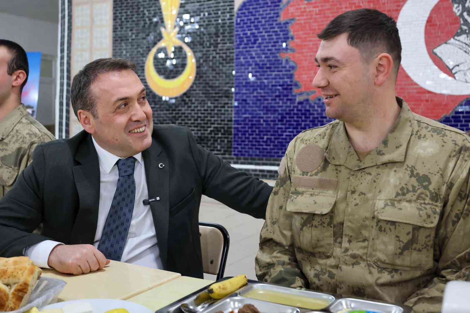 Ailesiyle görüntülü konuşan Mehmetçik duygu dolu anlar yaşadı