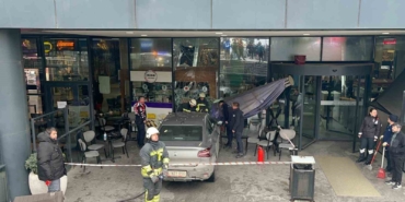 Kontrolden çıkan otomobil AVM’deki kafeye girdi: 1 yaralı