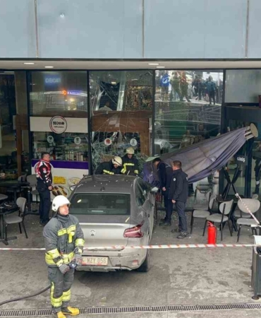 Kontrolden çıkan otomobil AVM’deki kafeye girdi: 1 yaralı