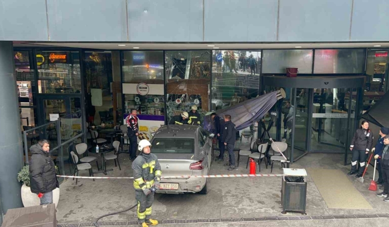 Kontrolden çıkan otomobil AVM’deki kafeye girdi: 1 yaralı