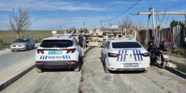 Sultangazi’de beton mikseri devrildi: Sürücü yaralandı