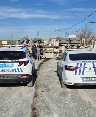 Sultangazi’de beton mikseri devrildi: Sürücü yaralandı