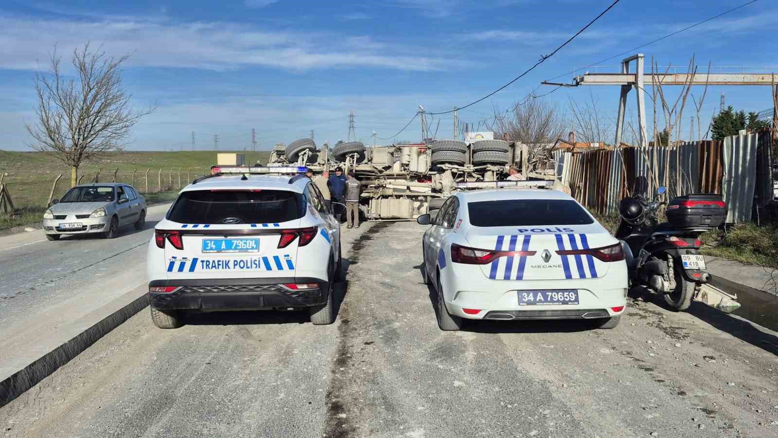 Sultangazi’de beton mikseri devrildi: Sürücü yaralandı