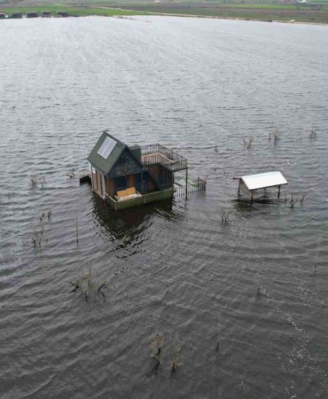Yüzen evler...Ulubat Gölü taştı, felaket havadan görüntülendi
