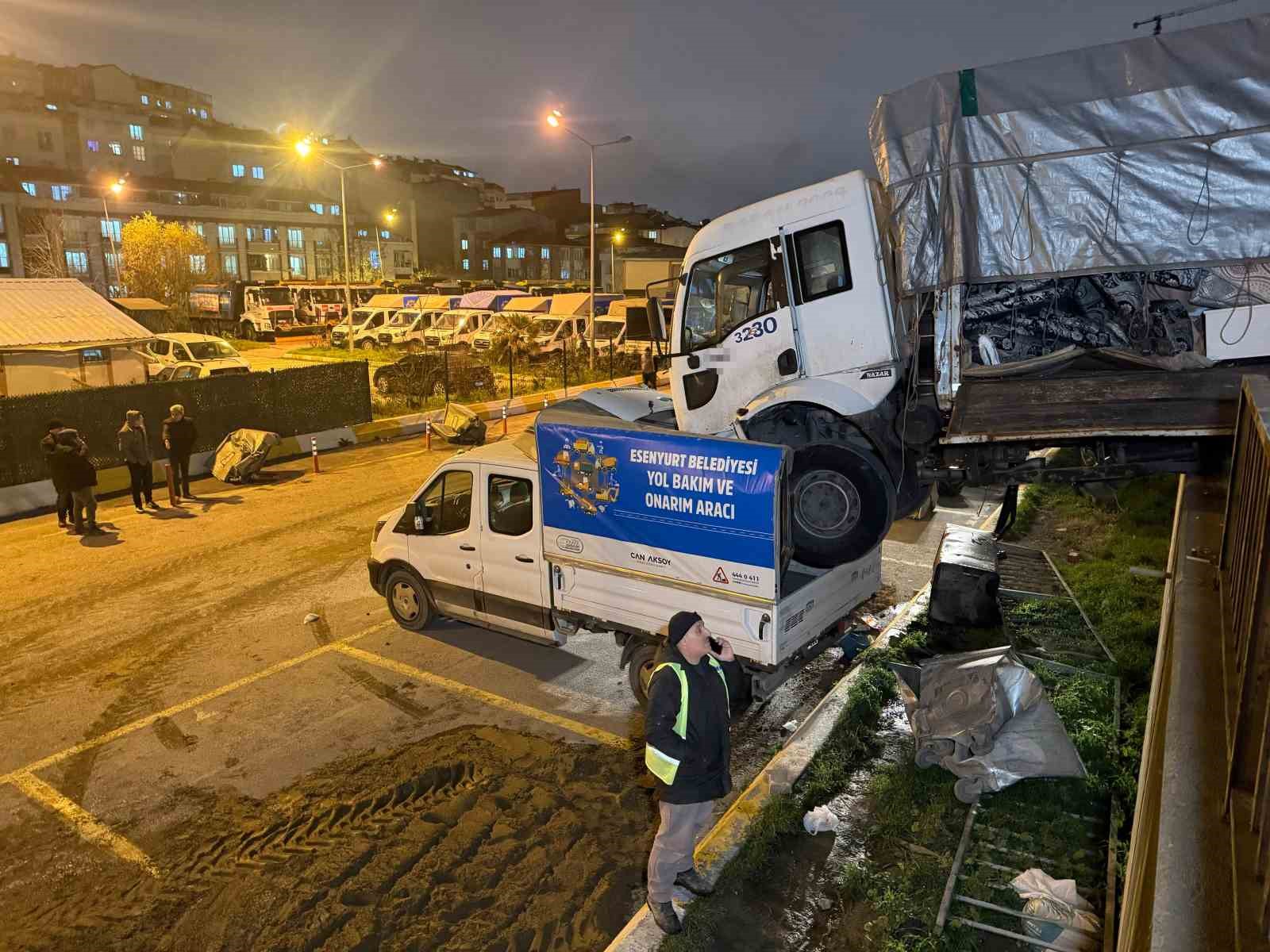 Park halindeki kamyon hareket edip başka aracın üzerine düştü: O anlar kamerada