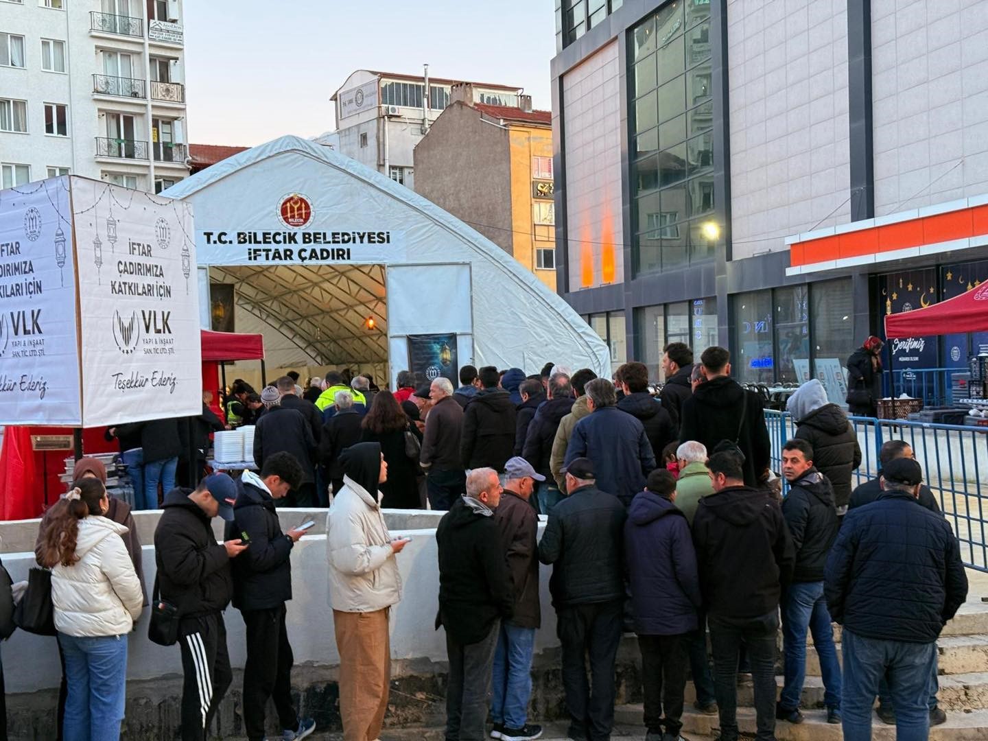 Bilecik’te ilk iftarda binlerce kişi aynı sofrada buluştu