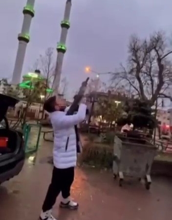 Magandalıkta sınır tanımadı, pompalıyla ateş açıp sosyal medyada yayınladı