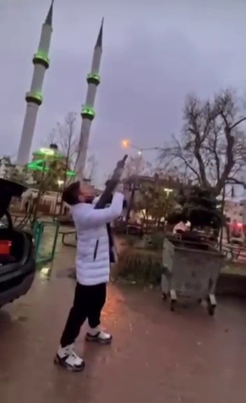 Magandalıkta sınır tanımadı, pompalıyla ateş açıp sosyal medyada yayınladı