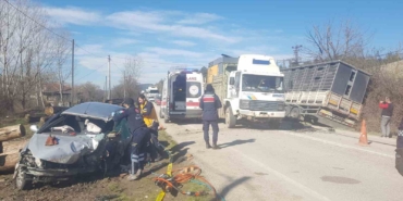 Tır ile kafa kafaya çarpışan otomobilin sürücüsü hayatını kaybetti