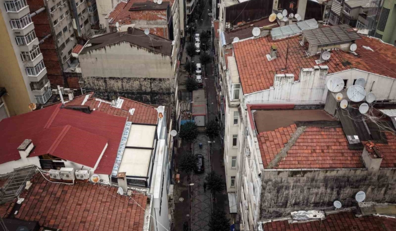 İBB, yolu elektrik trafosuyla kapattı; vatandaşlar tepki gösterdi