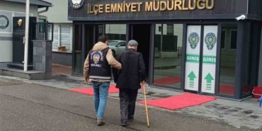 Dolandırıcılıktan aranıyordu, emniyete bastonuyla götürüldü