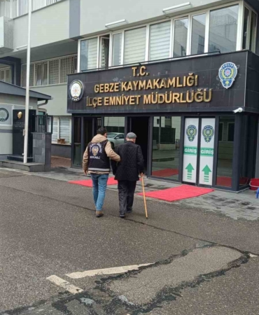 Dolandırıcılıktan aranıyordu, emniyete bastonuyla götürüldü