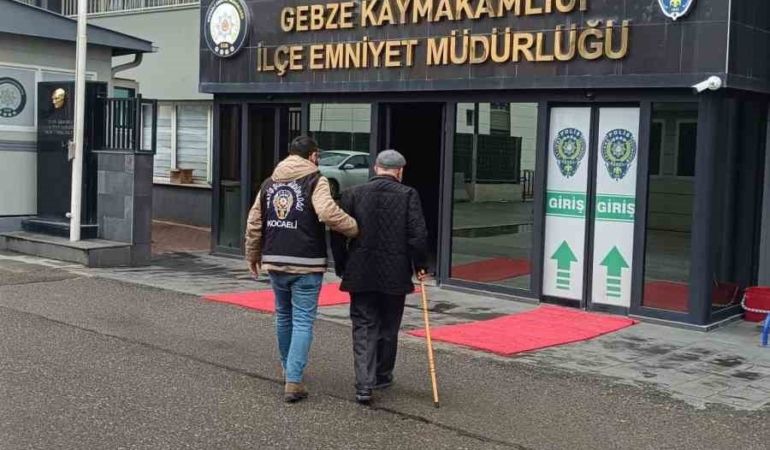 Dolandırıcılıktan aranıyordu, emniyete bastonuyla götürüldü