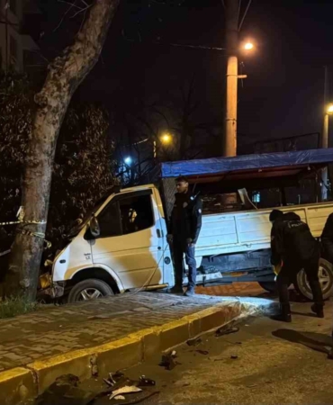 Akıl almaz kaza: Kamyonetler çarpıştı, savrulan stepne yayayı ağır yaraladı