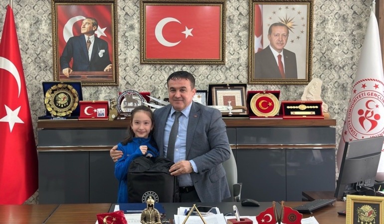 İşitme Engelliler Şampiyonası’nda derece yapan Bilecikli sporcuya İl Müdürü Demir’den tebrik