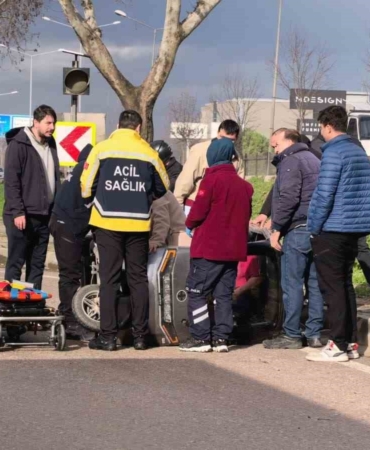 Devrilen triportörde annesi yaralanan çocuk gözyaşlarını tutamadı