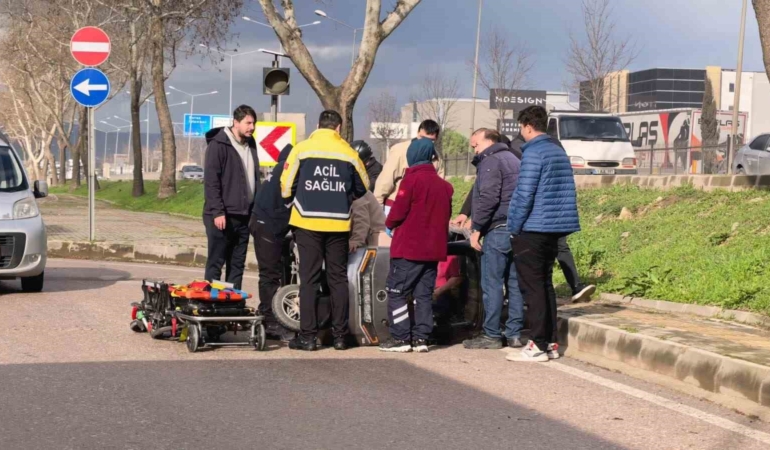 Devrilen triportörde annesi yaralanan çocuk gözyaşlarını tutamadı