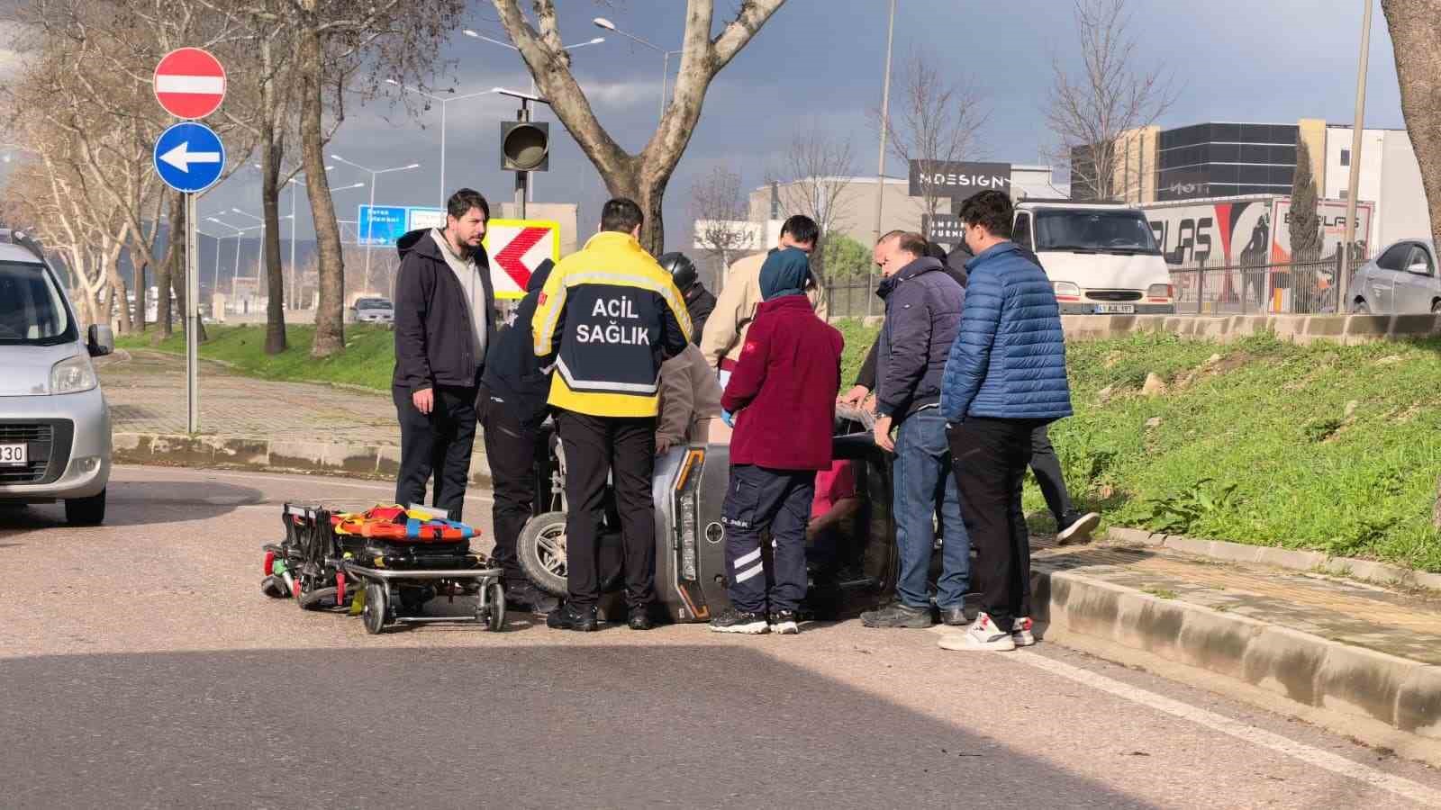 Devrilen triportörde annesi yaralanan çocuk gözyaşlarını tutamadı