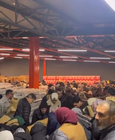 100 TL’lik indirim izdihamı: Birbirlerini ezdiler